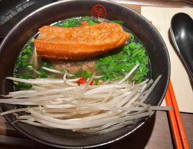 Ông chủ gia vị DH Foods review phở Chi Pu: 'Mặn quá, phải thêm nước suối mới tạm ăn được'