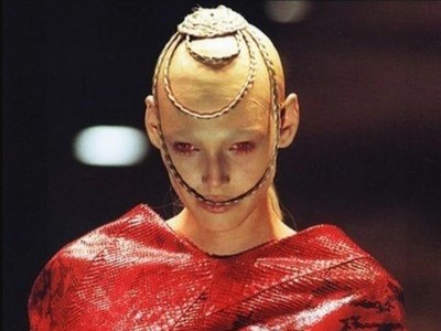 Vũ trụ thời trang không tưởng của Alexander McQueen: Model đứng giữa 'giàn thiêu', bãi rác, trại thương điên đều được tái hiện