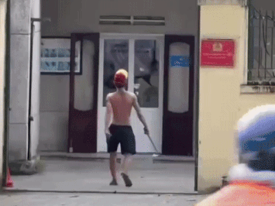 Thông tin mới vụ đối tượng xăm trổ cầm tuýp sắt 'đại náo' trụ sở công an