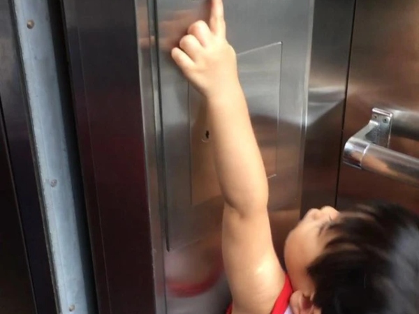 Đi vào thang máy, thang cuốn bố mẹ dán mắt vào điện thoại mặc kệ con bị nguy hiểm rình rập