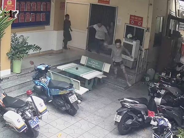 Nghi phạm xin đi vệ sinh rồi tháo chạy khỏi trụ sở công an ở TP.HCM