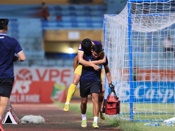 Chân sút '3 năm ghi 2 bàn' phải nhờ bác sĩ cõng rời sân, HLV Kim Sang-sik gọi gấp tiền đạo HAGL