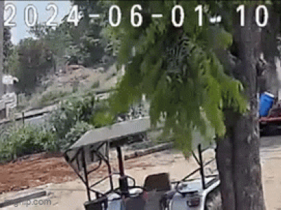 2 xe buýt đâm nhau trực diện khiến 33 người thương vong