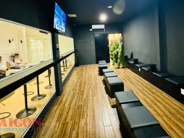 Kiểm tra quán cà phê 'hẹn hò' ghép đôi, dùng kính một chiều để nam thấy nữ
