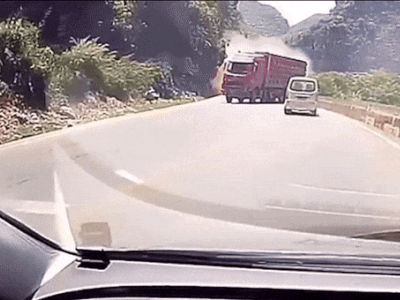 Clip: Xe tải mất kiểm soát đâm văng xe khác khiến 1 người tử vong