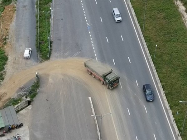 Điều tra nghi vấn 'nhận hối lộ' để mở lối tắt cho xe chở đất đi vào cao tốc Bắc - Nam