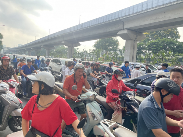 Giao thông hỗn loạn tại 2 điểm thi vào trường THPT chuyên ở Hà Nội