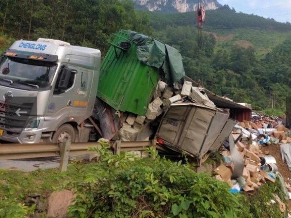 Xe đầu kéo bị lật thùng hàng đè bẹp xe tải nhỏ, nữ lái xe tử vong trong cabin