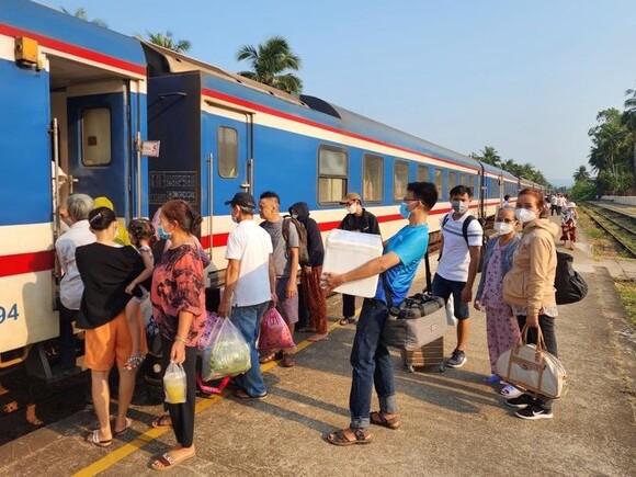 Du lịch hè: Chọn bay đêm, đi tàu hỏa hay ô tô?