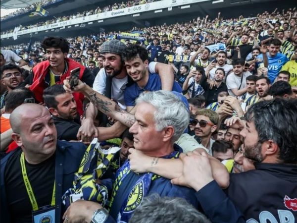 HLV Mourinho tạo cơn sốt trong ngày ra mắt 'đại gia' Thổ Nhĩ Kỳ