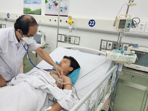 Vụ hơn 500 người ngộ độc bánh mì: Một bệnh nhi tử vong
