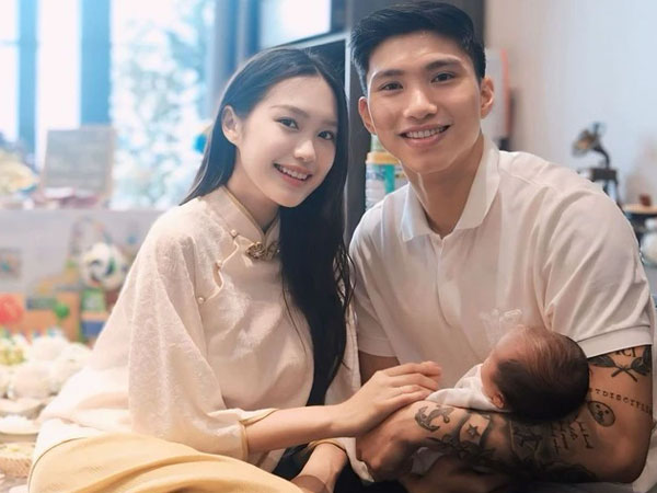 Gia thế xịn của nhóc tỳ nhà Đoàn Văn Hậu: Bố cầu thủ nổi tiếng, mẹ là mỹ nhân, ông bà ngoại rất nổi tiếng