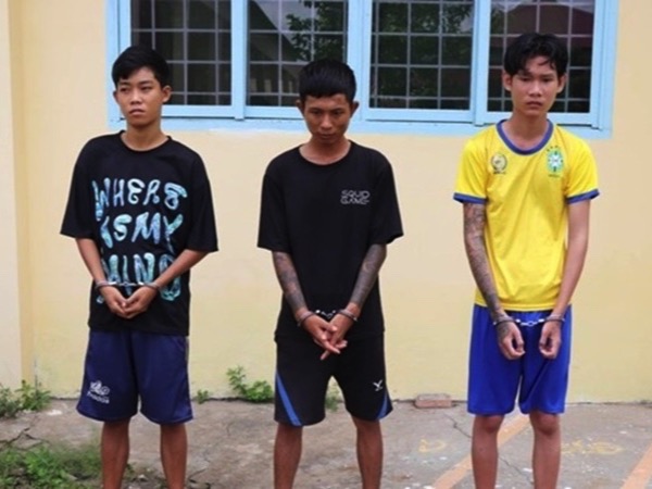 Bắt khẩn cấp 3 đối tượng dùng súng cướp tài sản của vợ chồng sắp cưới