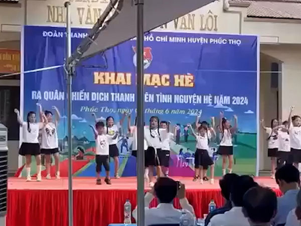 Mái hiên nhà văn hóa đổ sập xuống sân khấu, 6 trẻ bị thương