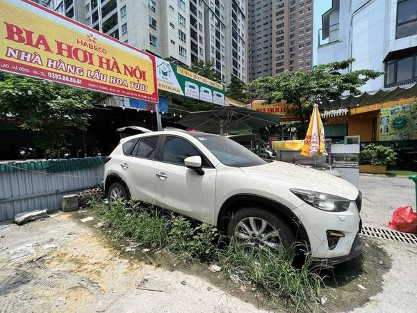 Xe Mazda CX-5 nghi bị 'bỏ quên' ở quán bia từ trước dịch Covid-19