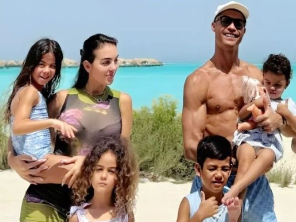 Ronaldo tức tốc đi 'chữa lành' sau trận chung kết khóc hết nước mắt