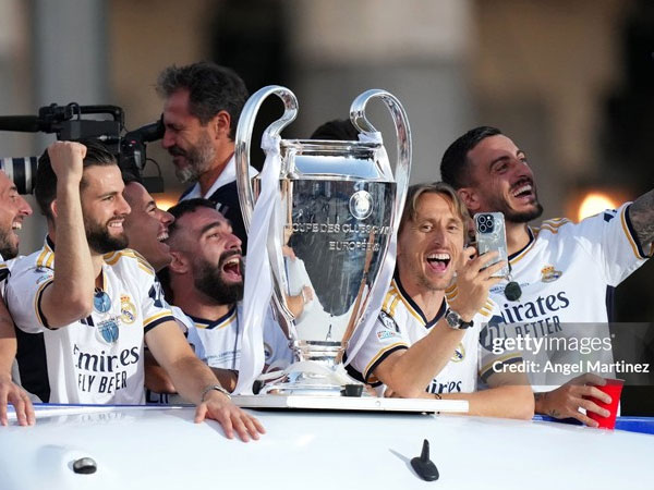 Real Madrid ăn mừng vô địch Cúp C1: Gần nửa triệu fan đổ ra đường chung vui