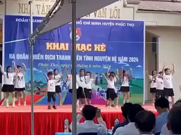 VIDEO: Khoảnh khắc mái hiên nhà văn hoá đổ sập, 6 học sinh đang biểu diễn bị thương