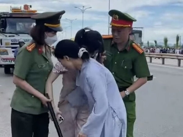 Cô gái trẻ ngất xỉu khi chen chúc vào đám đông đi theo ông Thích Minh Tuệ