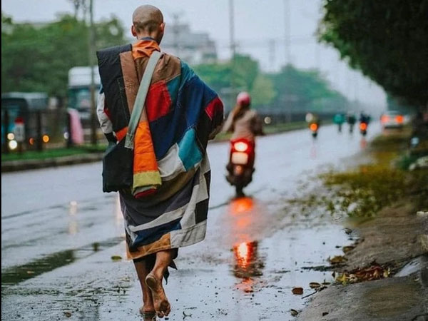 Tự nguyện dừng đi bộ khất thực, ông Thích Minh Tuệ rời đi như thế nào?