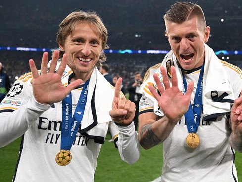 Toni Kroos nâng Cúp C1 cuối với Modric và Real: Chia tay ngạo nghễ