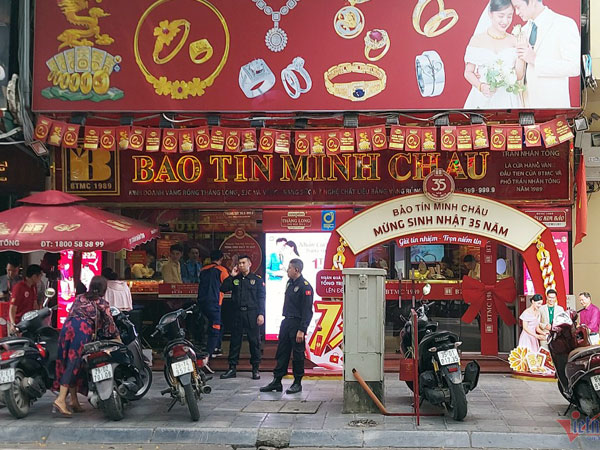Ngân hàng đồng loạt bán vàng: 'Phố vàng' vắng lặng, treo biển hết hàng