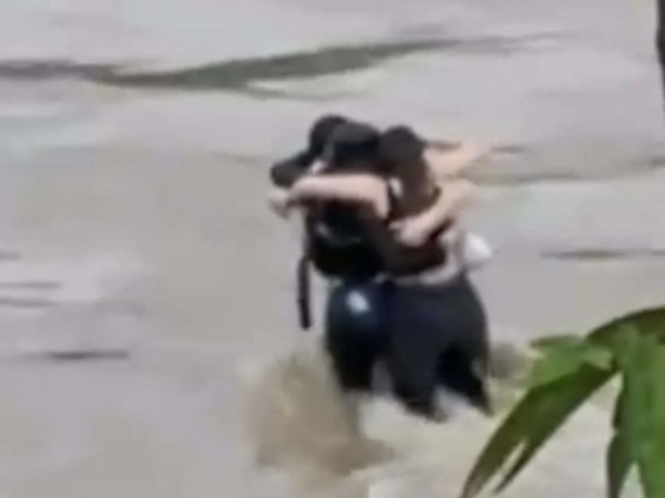 Xót xa hình ảnh 3 người bạn ôm chặt nhau trước khi bị nước lũ cuốn trôi