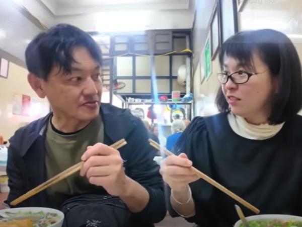 Vợ chồng người Nhật thưởng thức phở ở Hà Nội, miệng không ngừng nói một câu