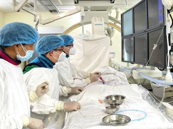 Người đàn ông đột quỵ sau khi giác hơi tại nhà