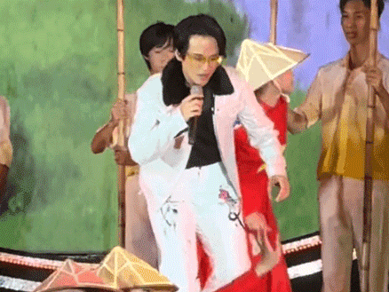 Clip: Hà Anh Tuấn đang hát thì bị tụt huyết áp, suýt ngất xỉu trên sân khấu