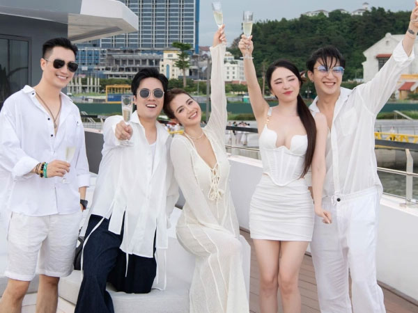 Huyền Lizzie xinh đẹp nóng bỏng trong sinh nhật trên du thuyền, xôn xao tình mới lộ diện