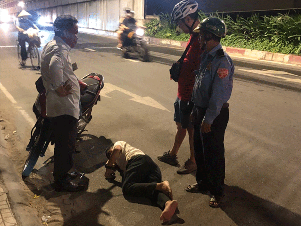 Giải cứu người đàn ông lăn ra ngủ ngay trên đường lớn