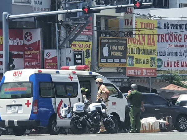 Nam thanh niên chở cua tử vong sau va chạm với xe cứu thương
