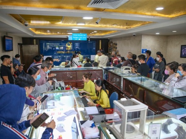 Ngân hàng tung vàng miếng SJC, giá giảm nhanh