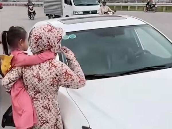 Đang đi giao hàng, đôi vợ chồng mừng rỡ nhận ra chiếc xe hơi bị mất từ 1 năm trước