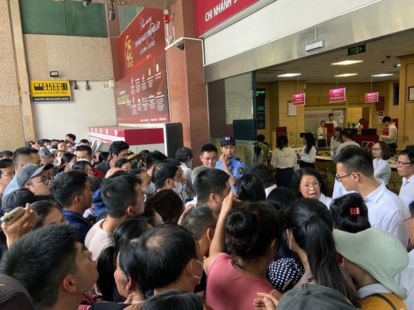 Đi mua vàng như đi 'đánh trận', muốn xếp hàng trật tự cũng gặp khó