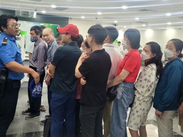 9 giờ sáng, ngân hàng đã hết số, người dân đi 2 ngày không mua được vàng SJC