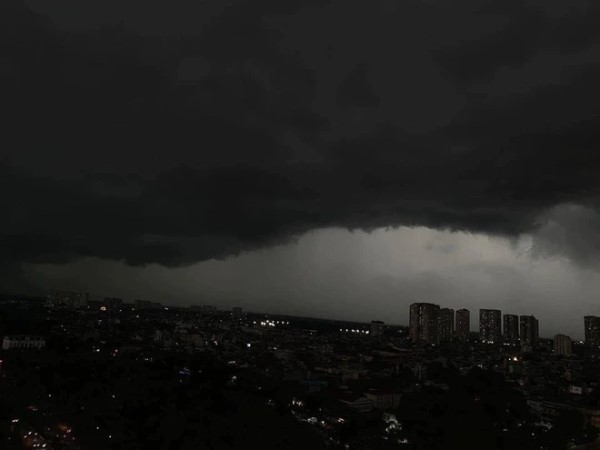 GẤP: Cảnh báo mưa lớn, lốc, sét tại khu vực nội thành Hà Nội chiều 5/6