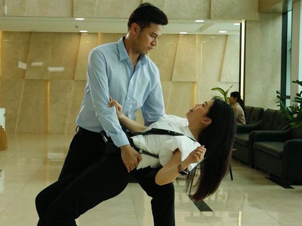 Cặp sao Việt đóng anh em trên phim nhưng cưới nhau ngoài đời, nhà trai ấm ức vì phải 'dạy' vợ hôn bạn diễn