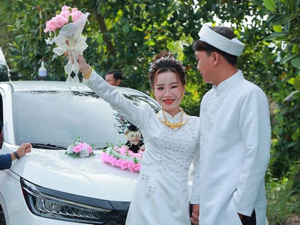 Hình ảnh cô dâu bị ong đốt sưng mắt được chia sẻ chóng mặt trên MXH: 'Đây là kỷ niệm đáng nhớ'