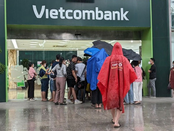 Người Hà Nội 'đội mưa' đi mua vàng