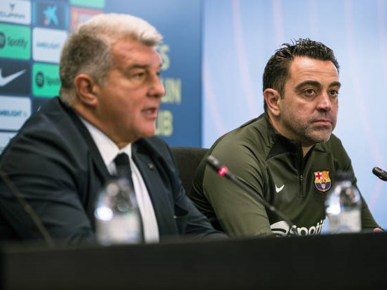Chủ tịch Laporta nói rõ lí do sa thải Xavi
