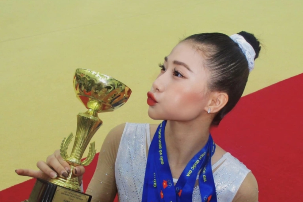 Điều gì khiến Phạm Như Phương từ VĐV được netizens 'chính nghĩa' ủng hộ vì dám tố thầy cô 'ăn chặn' nay bị lập group anti-fan hơn 82k thành viên?