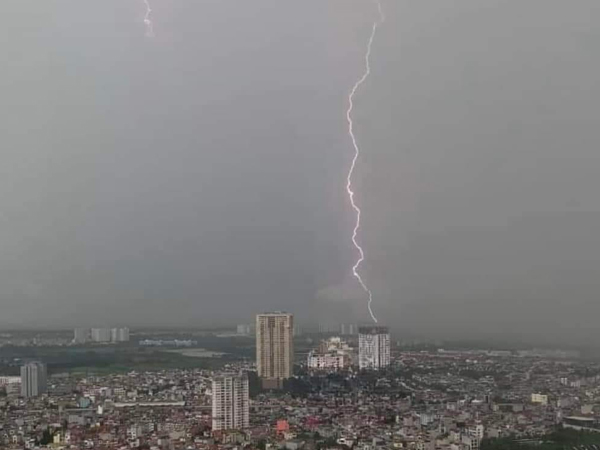 Người phụ nữ ở Hà Nội bị sét đánh nguy kịch