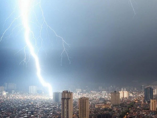 Cách bảo vệ bản thân khi trời giông sét