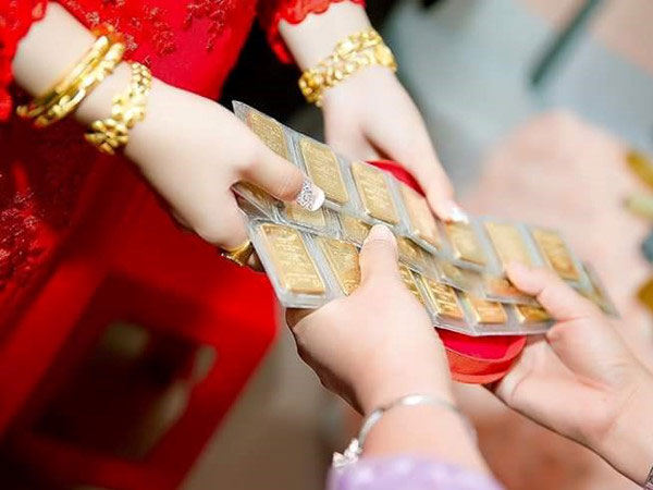 Mẹ mất để lại toàn bộ vàng cho chị dâu, tôi chỉ cầm 35 triệu vẫn bị mắng: Có nhà nhưng chẳng dám về