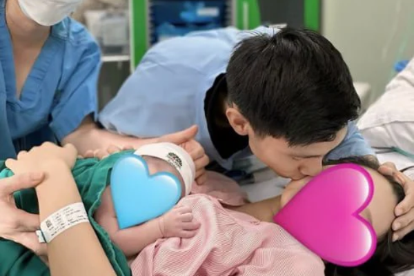 Đoàn Văn Hậu dịu dàng hôn Doãn Hải My khi nàng sinh con, bố vợ doanh nhân có chia sẻ đầu tiên khi làm 'ông ngoại'