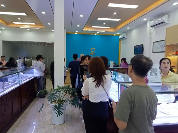 Chen chân mua vàng miếng SJC, nhiều người đang lỗ nặng