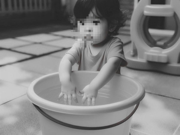 Khởi tố cô giữ trẻ làm bé 2 tuổi tử vong trong xô nước