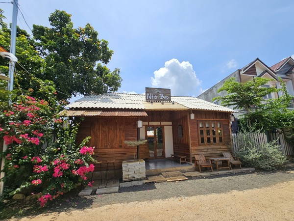 Đưa con ra quán cà phê chơi, nữ giáo viên bị tấm bê tông rơi đè tử vong